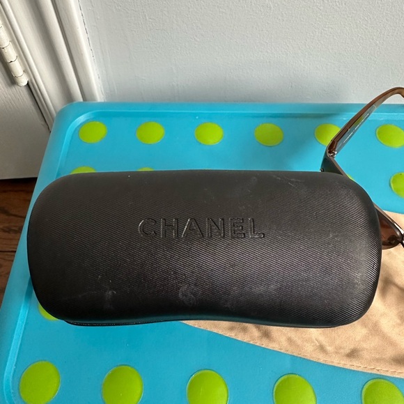 CHANEL Tortoise Shell Sunglasses with Silver Logo - Picture 10 of 10